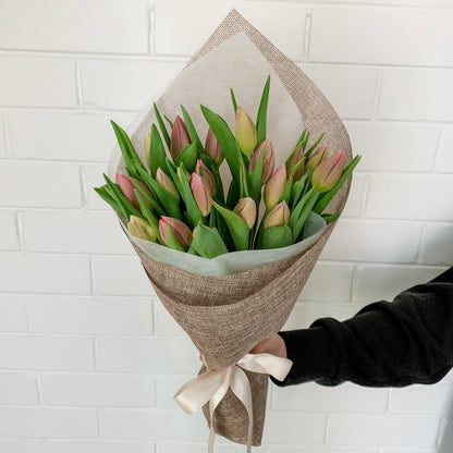 20-stem tulips wrapped in hessian finished with satin ribbon. Market bunch of tulips for delivery around Perth, from Monday to Friday.